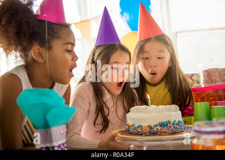 Un groupe de trois adorable kids having fun at Birthday party Banque D'Images