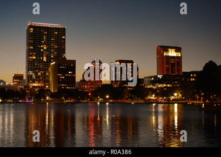 Orlando, Floride. 19 octobre 2018 les bâtiments illuminés se reflétant dans le lac Eola à Orlando Downtown. Banque D'Images