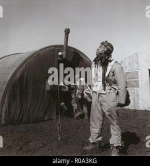 Newman pilote C. Golden, Cincinnati, OH, classe 44-G, Numérisation Skies, avec chambre de parachute en arrière-plan, Ramitelli, Italie, Toni Frissell, Mars 1945 Banque D'Images