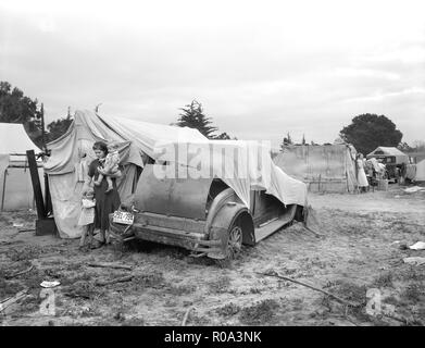 Les familles de migrants à travailler dans les champs de pois, California, USA, Dorothea Lange, Farm Security Administration, Mars 1936 Banque D'Images