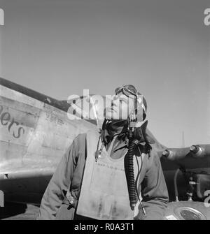 Le colonel Benjamin O. Davis, Half-length Portrait portant des vitesses de vol, à proximité d'avion à Air Base, Ramitelli, Italie, Toni Frissell, Mars 1945 Banque D'Images