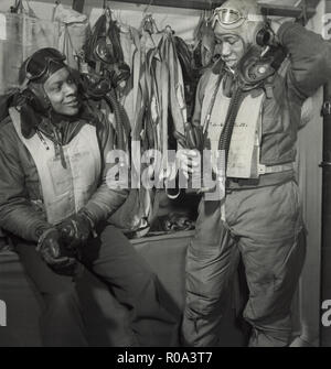 Deux membres du 332e Groupe de chasse, William A. Campbell, Tuskegee, AL, la classe 42-F ; Thurston L. Gaines, Jr., Freeport, NY, classe 44-G, Ramitelli, Italie, Toni Frissell, Mars 1945 Banque D'Images