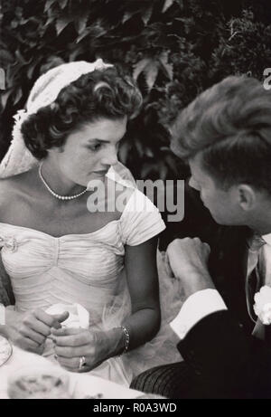 Jacqueline Bouvier Kennedy et le sénateur John F. Kennedy à parler à leur réception de mariage, Newport, Rhode Island, USA, par Toni Frissell, Septembre 12, 1953 Banque D'Images