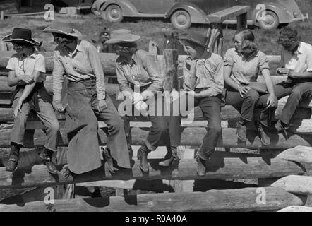 Dude filles sur un corral Fence, quart de cercle U Roundup, Montana, USA, Arthur Rothstein, Farm Security Administration, juin 1939 Banque D'Images