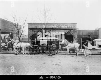 Chevaux et calèches dans l'avant du salon funéraire de C.W. Franklin, Undertaker, Chattanooga, Tennessee, États-Unis, W.E.B. DuBois Collection, 1899 Banque D'Images