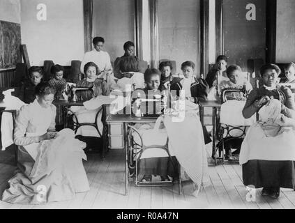 Les jeunes femmes avec des machines à coudre et à la main dans la classe de couture, de l'Agriculture et de l'ordre mécanique, Greensboro, North Carolina, USA, 1900 Banque D'Images