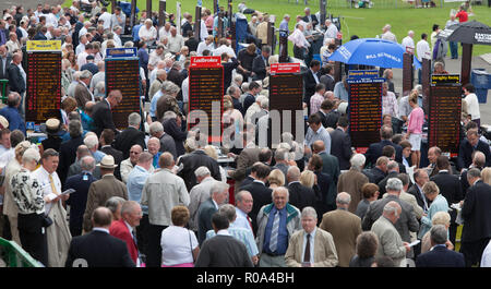 Cours sur les bookmakers et foule de spectateurs à une réunion de courses à l'hippodrome de Thirsk dans Yorkshire du Nord Banque D'Images