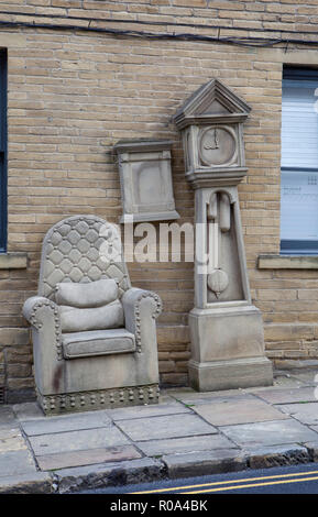 L'horloge de grand-père et une chaise, une sculpture en pierre dans le domaine de l'Allemagne Peu à Bradford West Yorkshire Banque D'Images