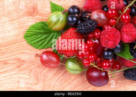 Fraises, framboises, groseilles rouges et mulberry sur un fond de bois Banque D'Images