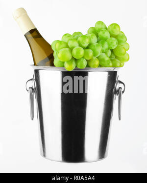 Bouteille de vin blanc dans un seau à glace froide on white Banque D'Images