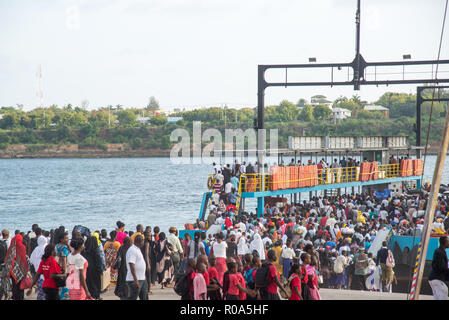 Rushhour à ferry près de Mombasa, Kenya, Africa Banque D'Images