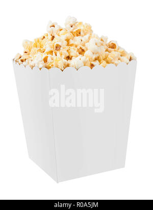 Godet plein de popcorn. Isolated on white Banque D'Images