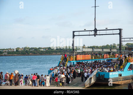 Rushhour à ferry près de Mombasa, Kenya, Africa Banque D'Images