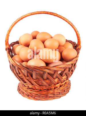 Oeufs dans le panier isolé sur fond blanc Banque D'Images