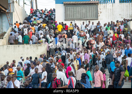 Rushhour à ferry près de Mombasa, Kenya, Africa Banque D'Images