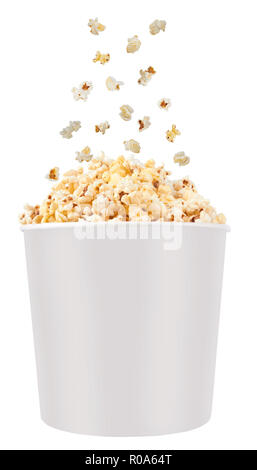 Godet plein de popcorn. Isolated on white Banque D'Images