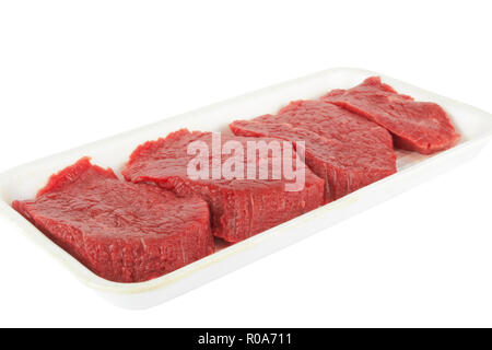 Les morceaux de filets de bœuf en fort isolé sur fond blanc. Banque D'Images