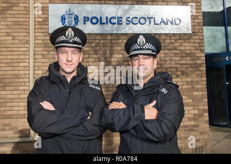 Le surintendant en chef Gareth Blair et inspecteur en chef Robertson Davie (à gauche) au poste de police de St Leonards, Bonfire Night interview Banque D'Images