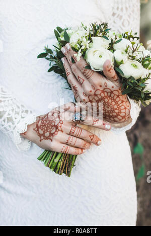 Joli bouquet de mariage dans la main de la mariée avec tatouage henné mehendi Banque D'Images