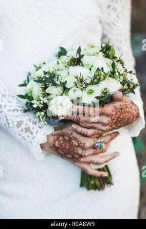 Joli bouquet de mariage dans la main de la mariée avec tatouage henné mehendi Banque D'Images