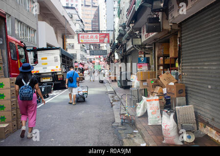 Le peuple chinois à pied visiter et acheter du matériel pour la cuisson au marché local à Bowrington Road Centre d'aliments cuits à Causeway Bay, le 4 septembre, 2018 dans H Banque D'Images