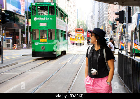 Voyageurs thai femme marche rendez-vous à la station de bus pour les passagers et de tramway rétro vintage tour de l'île centrale de Hongkong à Wan Chai, le 4 septembre, 2018 dans H Banque D'Images