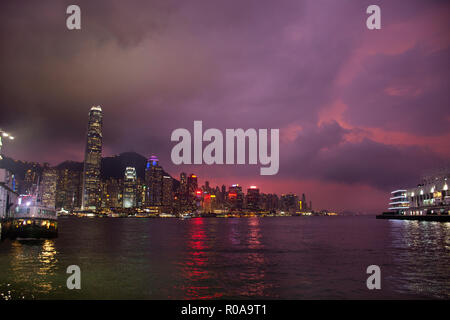 Symphony of Lights est le spectaculaire spectacle son et lumière à Victoria Harbour dans la soirée pour voir les gens d'affaires le 5 septembre 2018 à Hong Banque D'Images