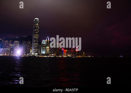 Symphony of Lights est le spectaculaire spectacle son et lumière à Victoria Harbour dans la soirée pour voir les gens d'affaires le 5 septembre 2018 à Hong Banque D'Images