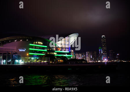 Symphony of Lights est le spectaculaire spectacle son et lumière à Victoria Harbour dans la soirée pour voir les gens d'affaires le 5 septembre 2018 à Hong Banque D'Images