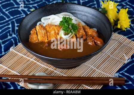 Curry japonais avec udon et de porc frits ou Katsu kare udon dans le style japonais de la nourriture. Banque D'Images