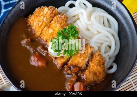 Curry japonais avec udon et de porc frits ou Katsu kare udon dans le style japonais de la nourriture. Banque D'Images