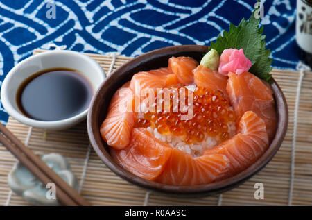 Sashimi de saumon et oeufs de saumon avec bol à riz donburi ou dans le style japonais de la nourriture. Banque D'Images
