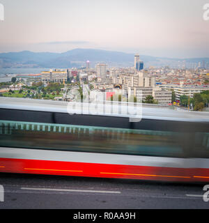 Voir la soirée d'Izmir en Turquie. Premier plan montre un bus floue Banque D'Images