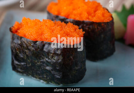 Sushi sushi Gunkan tobiko re du poisson volant ou servir de sushi dans le style japonais de la nourriture. Banque D'Images