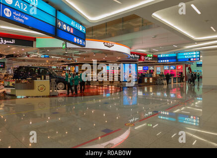 Dubaï, EMIRATS ARABES UNIS - octobre 11,2018:l'aéroport, c'est l'exploitant de la zone si la borne 3.Il est très grand et vous pouvez y acheter tout ce Banque D'Images