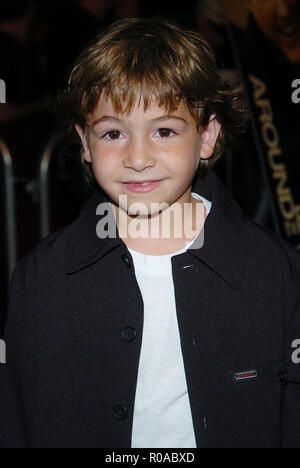 Jonah Bobo en arrivant à la première autour de la courbure au niveau du directeur Guild Theatre de Los Angeles. Septembre 21, 2004.BoboJonah003 Red Carpet Event, Vertical, USA, Cinéma, Célébrités, photographie, Bestof, Arts, Culture et divertissement, Célébrités Topix fashion / Vertical, Best of, événement dans la vie d'Hollywood, Californie - Tapis rouge et en backstage, USA, Cinéma, Célébrités, cinéma, télévision, Célébrités célébrités musique, photographie, Arts et culture, Bestof, divertissement, Topix headshot, vertical, une personne, à partir de l'an 2004, enquête tsuni@Gamma-USA.com Banque D'Images