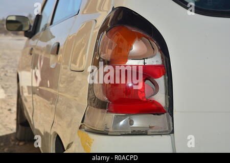 Voiture avec lumière arrière cassée Banque D'Images