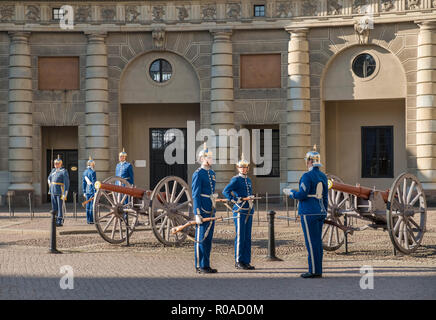 Gamla Stan, Stockholm, Suède. Cérémonie de la relève de la garde en raison de la Palais Royal. Banque D'Images