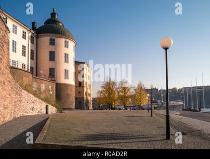 Scène de rue à Riddarholmen, Gamla Stan, Stockholm, Suède, avec Palais Wrangelska (Palatset Wrangel), Cour d'appel régional illustré à gauche. Banque D'Images