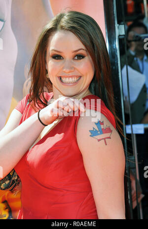 Jane Erin Carrey ( Jim's daughter ) Horton Hears a Who ! Premiere au Westwood Theatre de Los Angeles. Les trois quarts les yeux sourire tattoo feuille d'érable canadienne et américaine CarreyJaneErin les couleurs du drapeau 11 11 Red Carpet Event, Vertical, USA, Cinéma, Célébrités, photographie, Bestof, Arts, Culture et divertissement, Célébrités Topix fashion / Vertical, Best of, événement dans la vie d'Hollywood, Californie - Tapis rouge et en backstage, USA, Cinéma, Célébrités, cinéma, télévision, Célébrités célébrités musique, photographie, Arts et culture, Bestof, divertissement, Topix headshot, vertic Banque D'Images