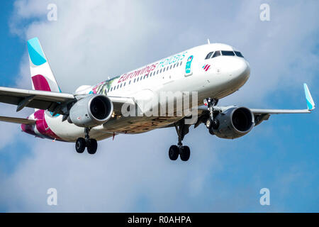 Avion Airbus A320 Eurowings atterrissage, châssis d'avion, éjection Banque D'Images