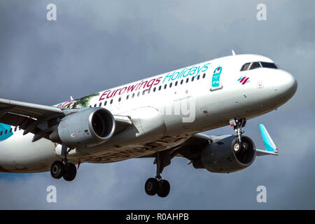 Compagnie aérienne low-cost avion Airbus A320 Eurowings atterrissage, châssis d'avion, éjection Banque D'Images