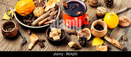 Faire de vin chaud pour l'hiver.boisson chaude avec les agrumes et les épices.Automne still life.Automne concept de pique-nique Banque D'Images