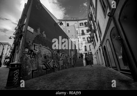 Petite allée de Cagliari en Sardaigne avec un mur recouvert de graffitis : photo en noir et blanc. Banque D'Images