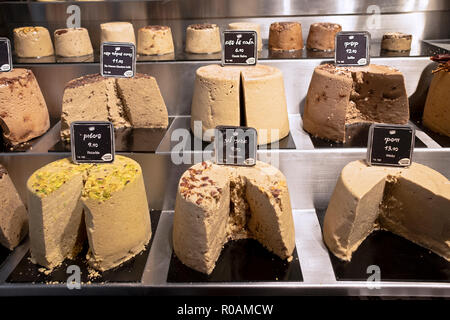 Variétés de halvah halavah pour vente à l'Uni dans le marché Sarona à Tel Aviv, Israël. Banque D'Images