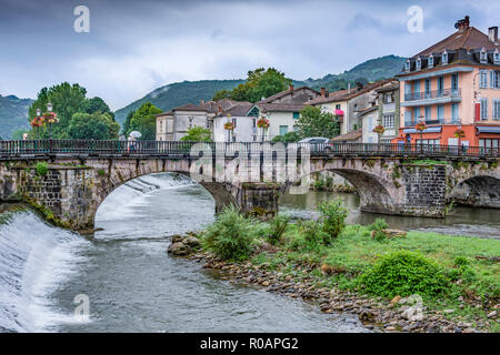 Vieux pont sur la rivière Salat dans la partie centrale de l'ancien village de Saint Girons. Ariege France Banque D'Images