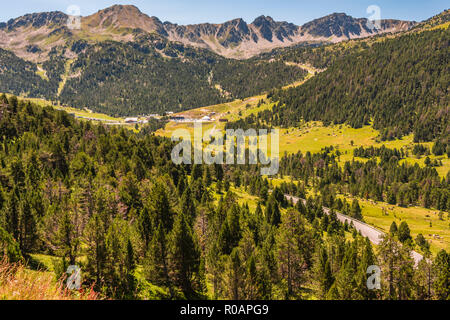 Paysage typique des Pyrénées avec ses montagnes ses forêts de pins et de roches. Andorre Europe Banque D'Images