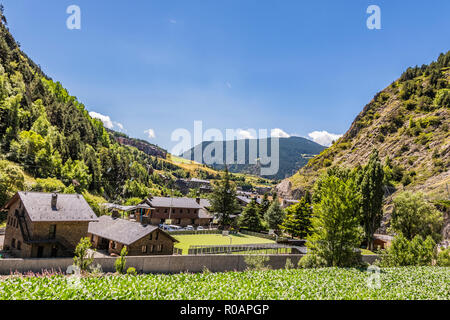 Vallée profonde entourée de forêts de pins et des installations touristiques. Andorre Europe Banque D'Images