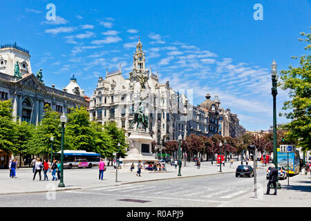 PORTO, PORTUGAL - 20 juin 2013 : Place de la Liberté (Praca da Liberdade) dans la ville de Porto, Portugal. Statue équestre de Dom Pedro IV (la statue Equestre de D Banque D'Images