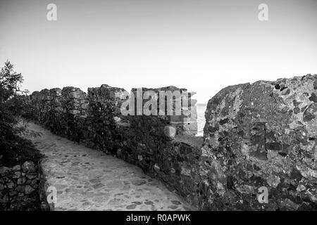 Photo en noir et blanc du château de Monemvasia Laconie Péloponnèse, Grèce Banque D'Images